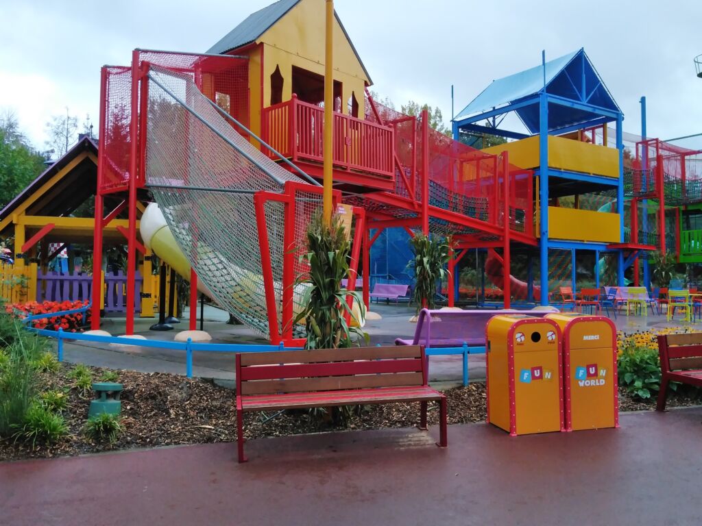 guyon fabricant mobilier pour parc attractions walibi belgium