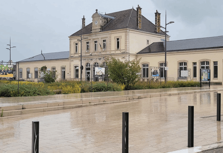 mobilier urbain en métal ville de romilly sur seine potelets découpe laser