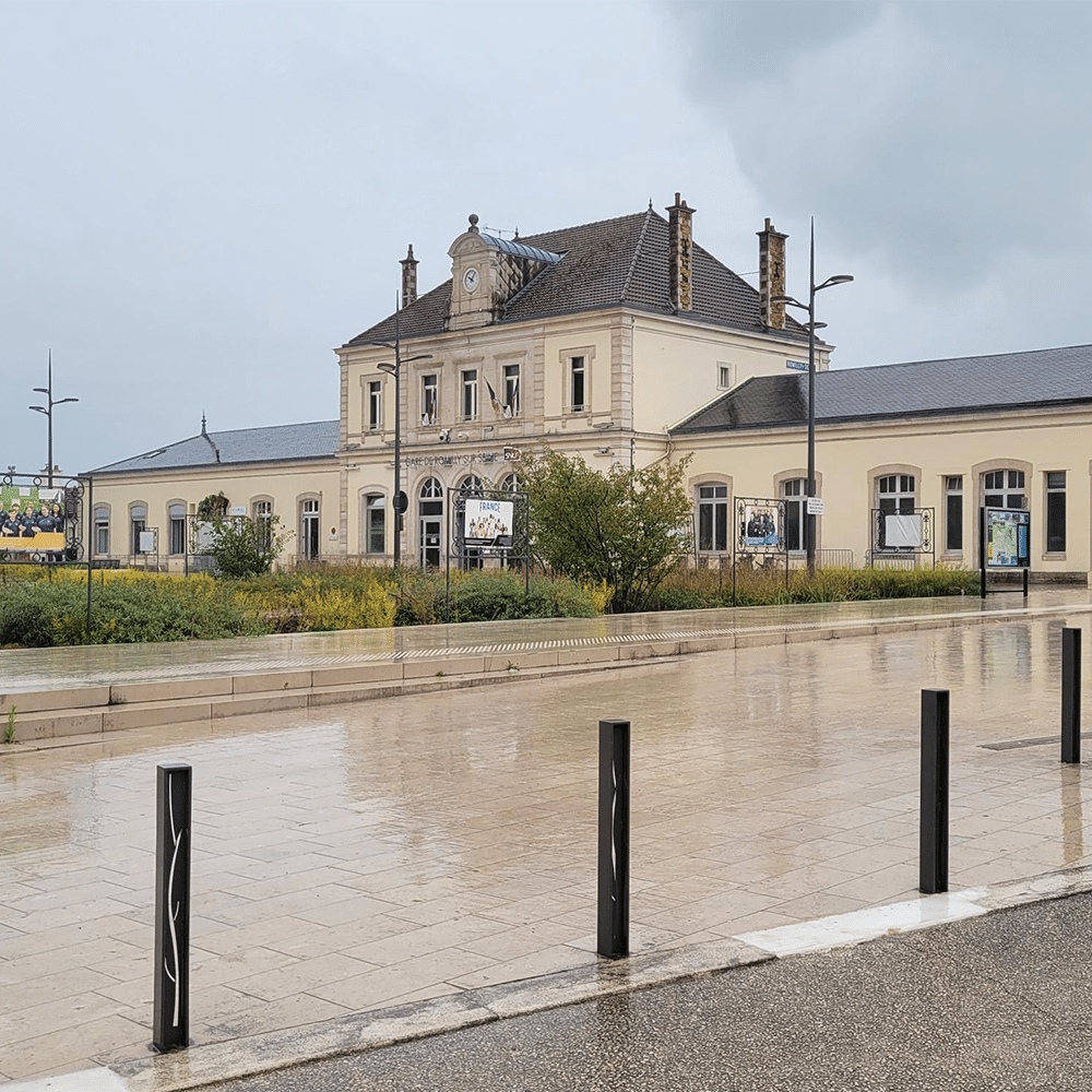 mobilier urbain en métal ville de romilly sur seine potelets découpe laser